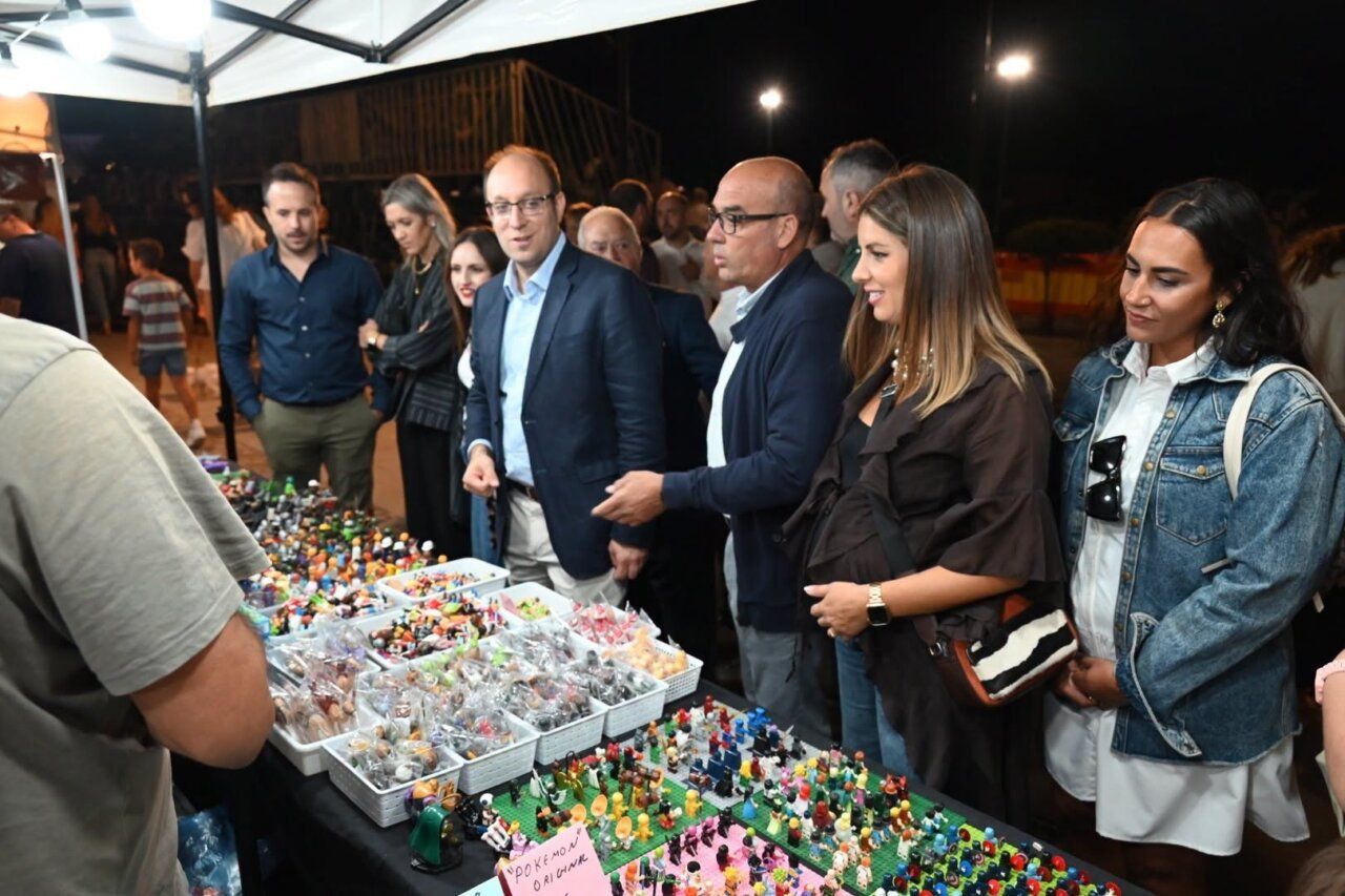 Visitantes en la XXV Feria del Caballo observando productos en un puesto.