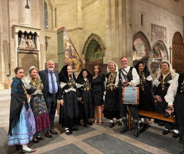 Grupo de personas en trajes tradicionales durante la ofrenda floral en Salamanca