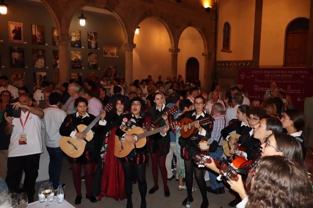 Grupo de cofrades tocando instrumentos en el encuentro nacional en Salamanca