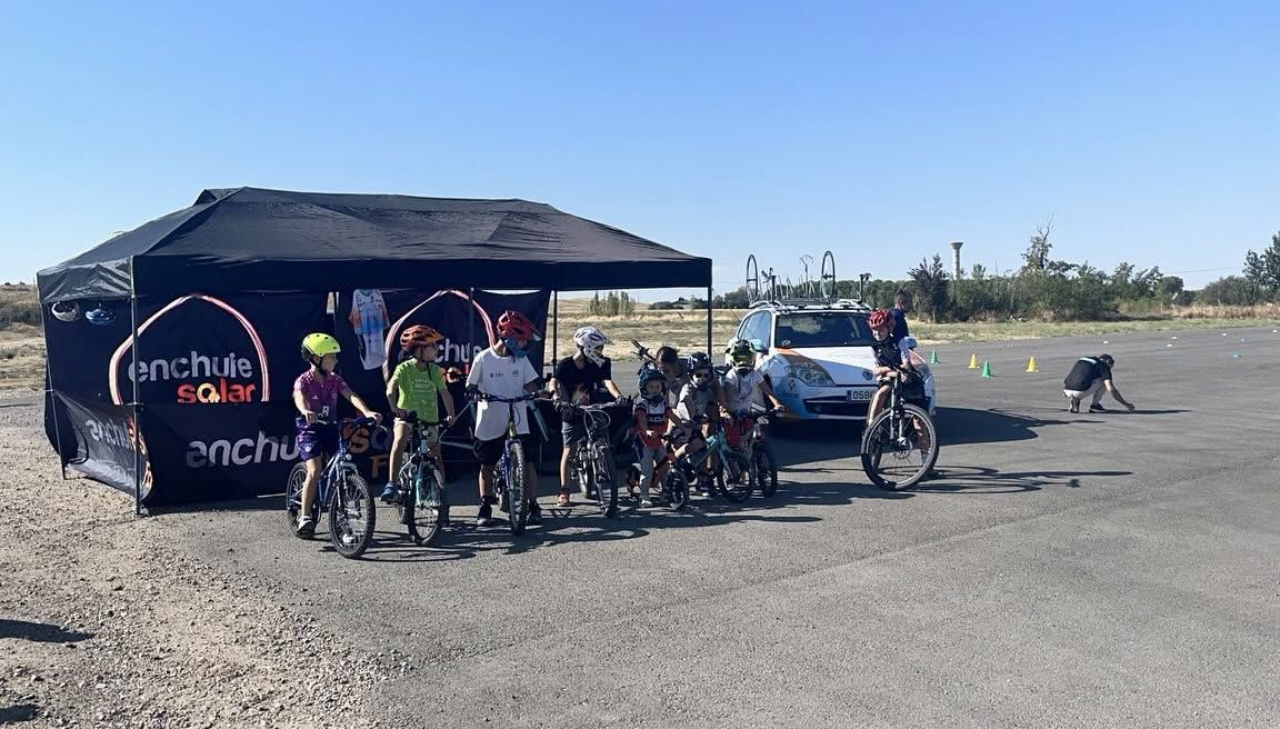 Grupo de niños y jóvenes participando en actividades de movilidad en Villamayor.