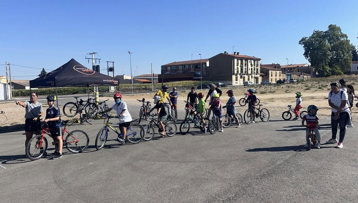 Niños y jóvenes participando en actividades de movilidad en Villamayor