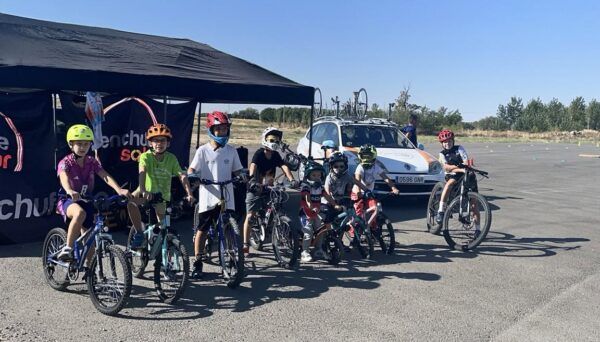 Niños y jóvenes participando en actividades de movilidad en Villamayor