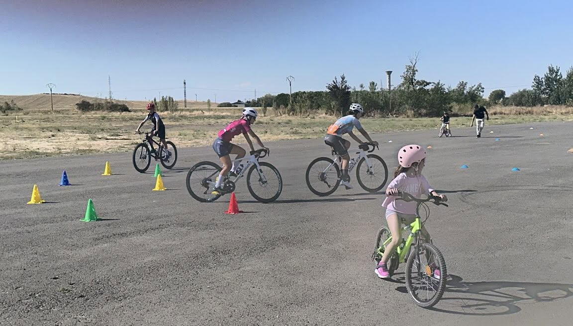 Niños y jóvenes participando en actividades de movilidad en Villamayor