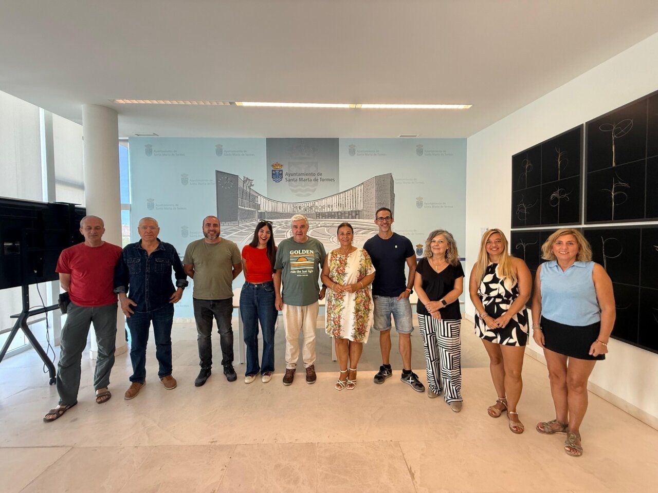 Grupo de personas en la presentación de actividades permanentes en Santa Marta de Tormes