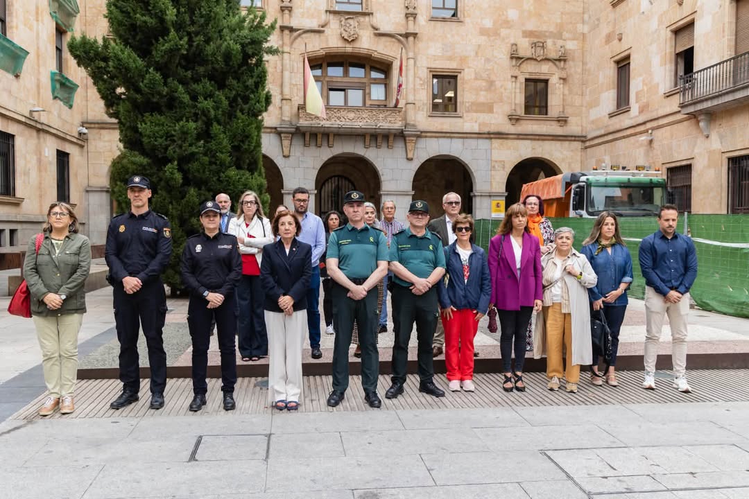 Miembros del PSOE de Salamanca en un acto de luto por víctimas de violencia de género