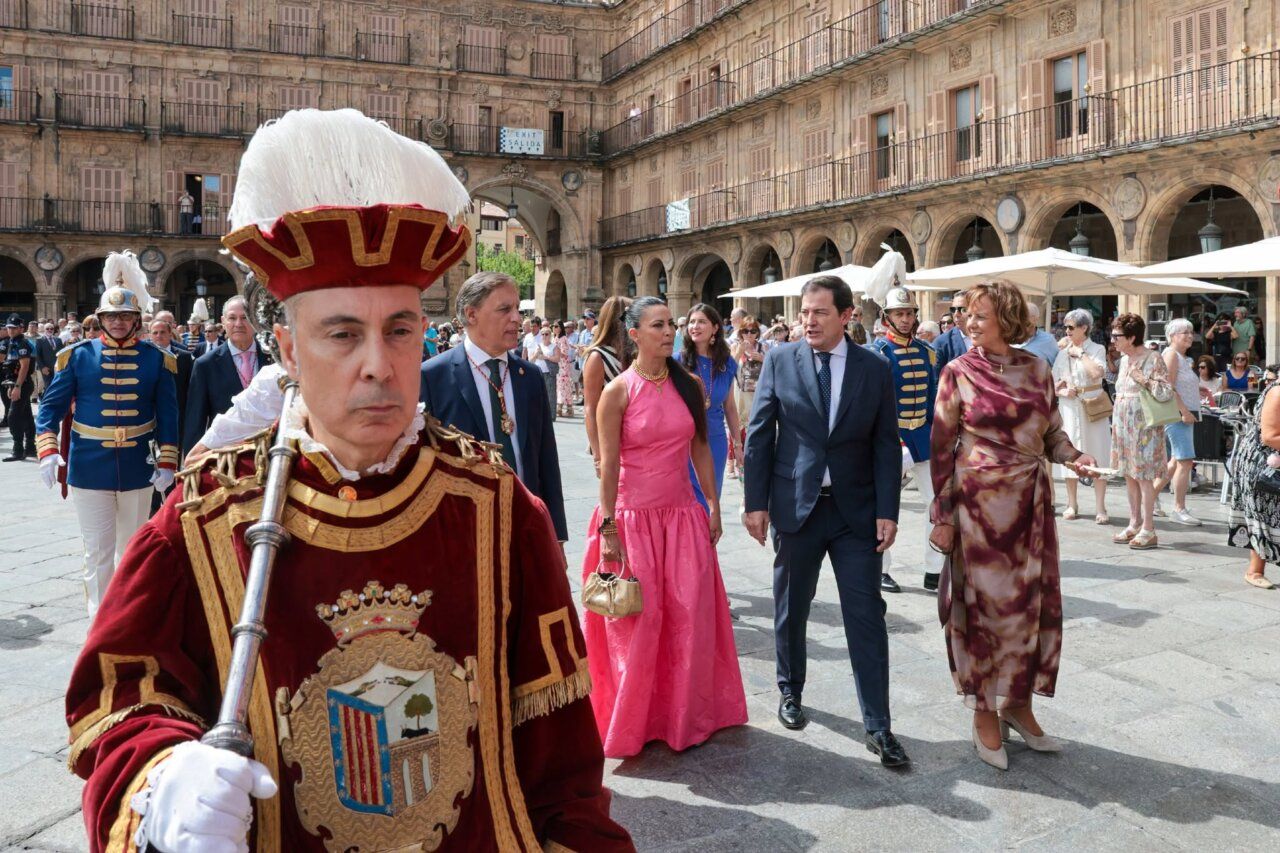 Actos en honor a Santa María de la Vega en Salamanca con autoridades y ciudadanos.