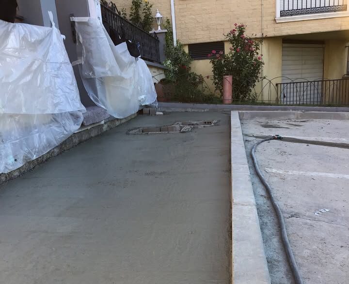 Obras en la calle Arroyos de Cabrerizos con pavimento nuevo