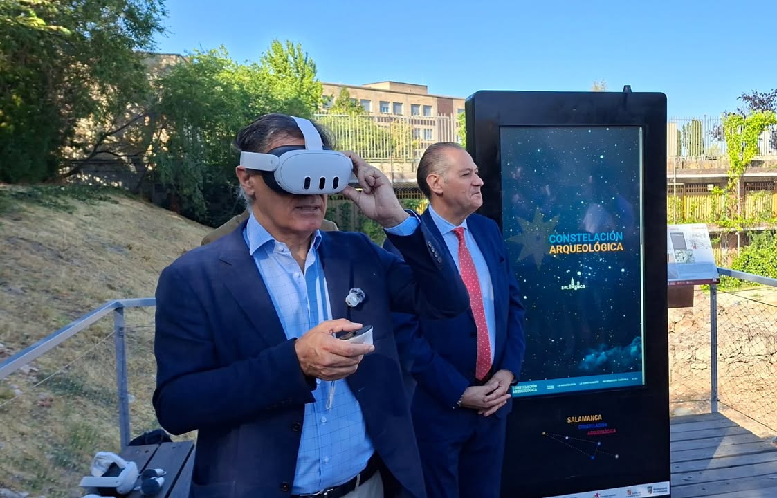 Dos hombres en Salamanca interactuando con tecnología de realidad virtual.