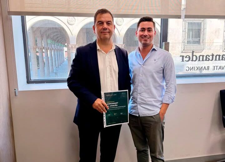 El alcalde de La Armuña presenta el proyecto Agrosmart en reunión con Banco Santander.