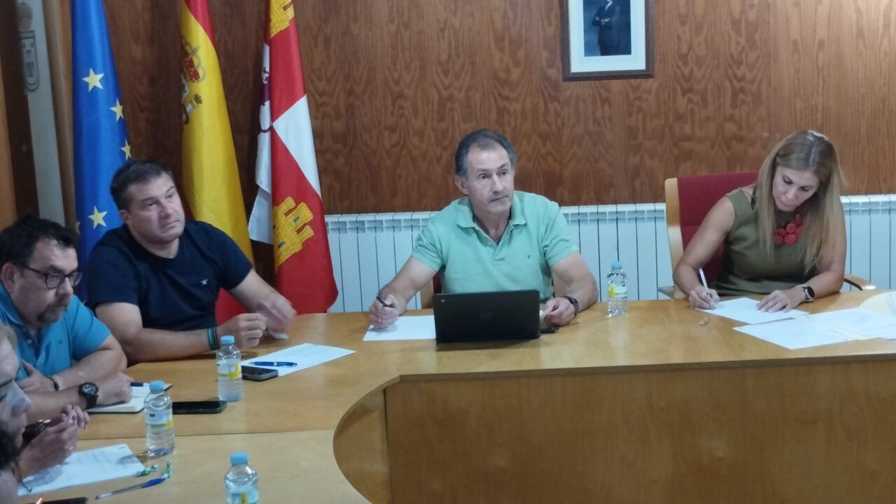 Reunión del pleno sobre desarrollo urbanístico en Aldeatejada