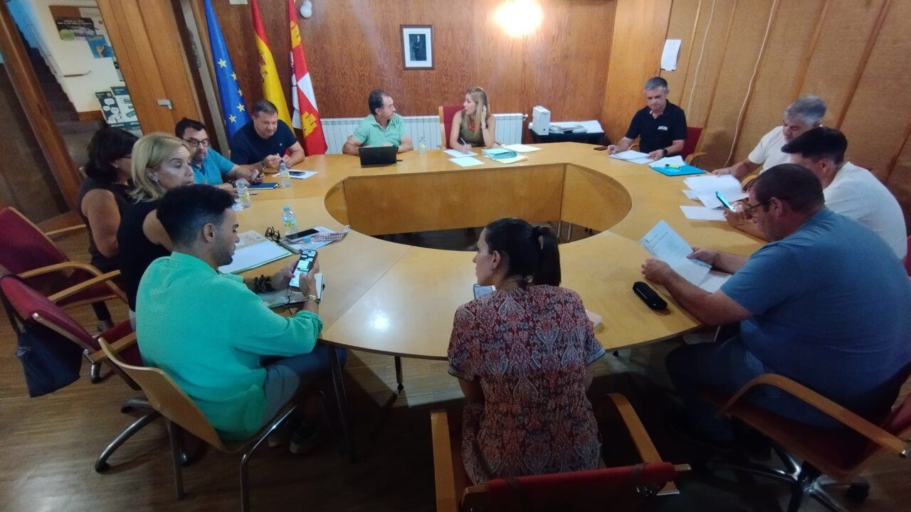 Reunión del pleno de Aldeatejada sobre desarrollo urbanístico