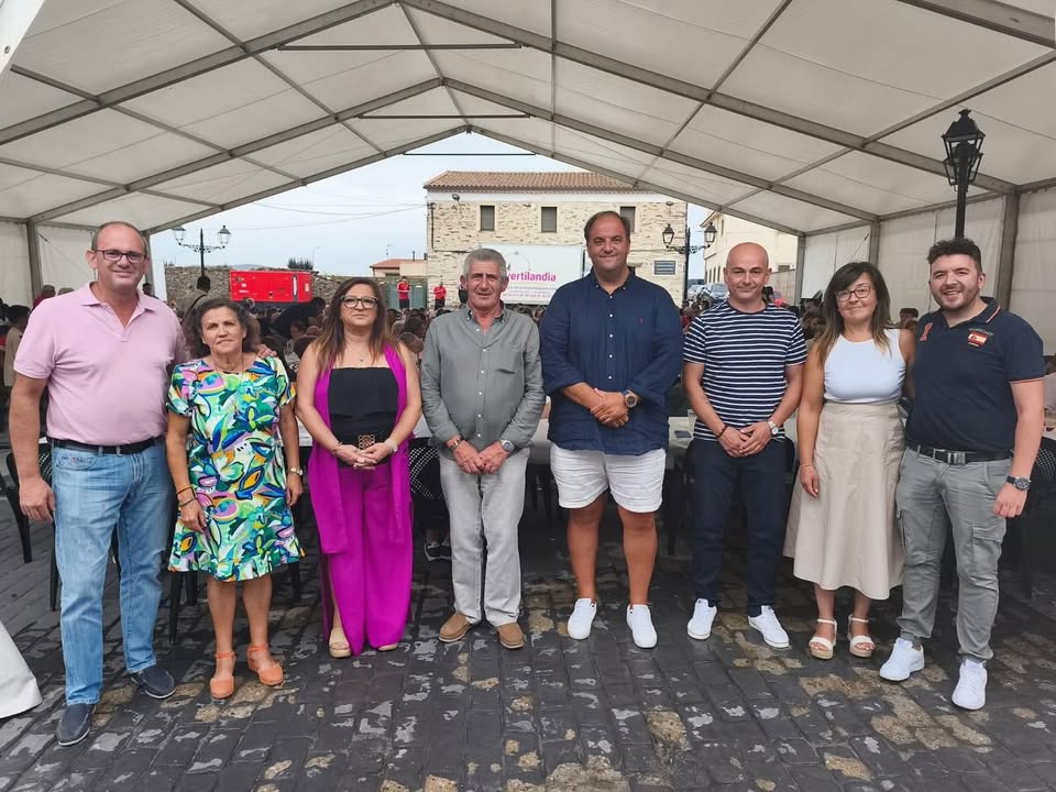 Autoridades locales en la fiesta de Aldeavieja de Tormes