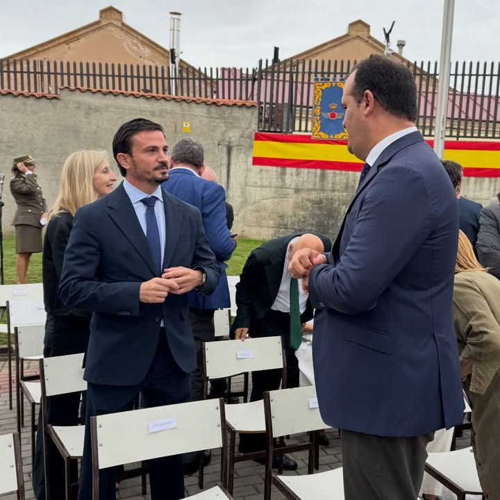 Antonio Rollán conversando en el Día de la Subdelegación de Defensa en Salamanca
