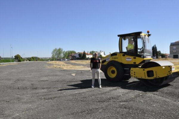 Parcela de aparcamiento en Santa Marta con maquinaria de construcción