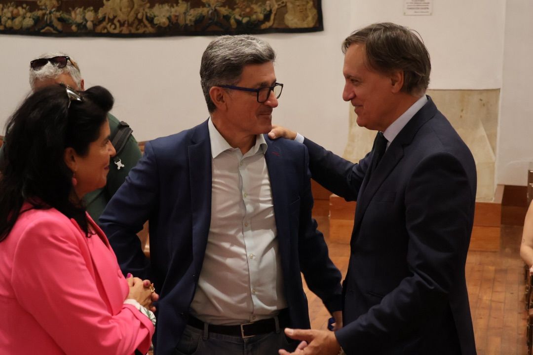 Inauguración del VIII Congreso Internacional de Derechos Humanos en Salamanca con participantes conversando.