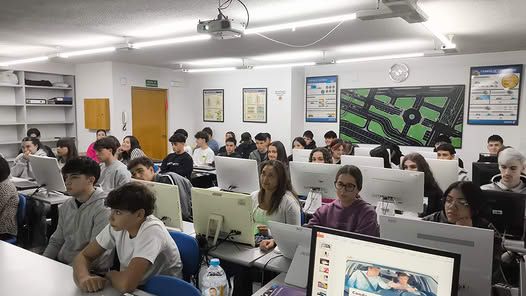 Estudiantes en clase de autoescuela en El Pilar