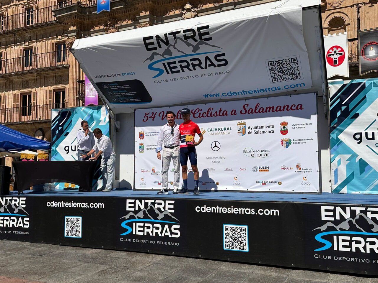 Entrega de premios en la 54ª Vuelta Ciclista a Salamanca con Autoescuelas El Pilar