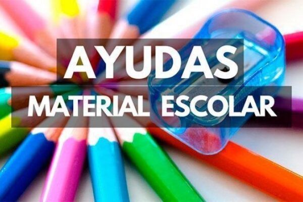 Material escolar colorido con sacapuntas en el centro