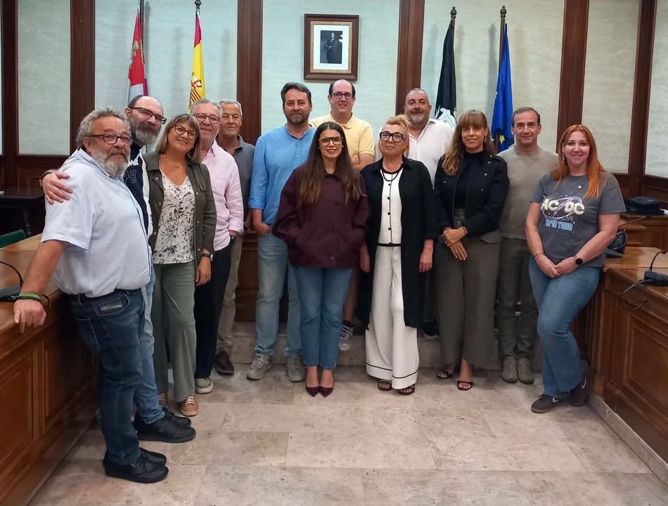 Grupo de personas en el pleno municipal de Béjar discutiendo la retirada de la medalla a Franco