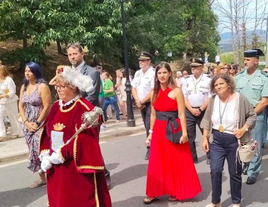 Desfile de la Romería de la Virgen del Castañar en Béjar con participantes en trajes tradicionales.
