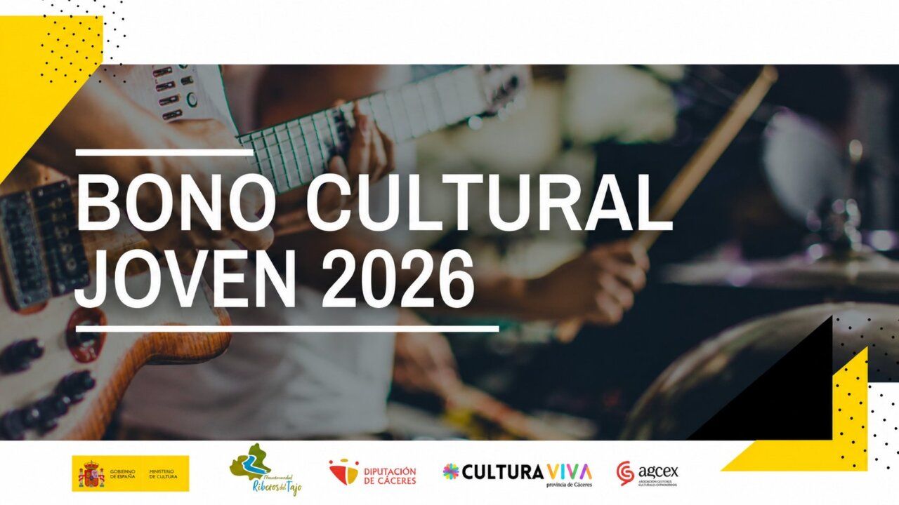 Jóvenes participando en actividades culturales con instrumentos musicales
