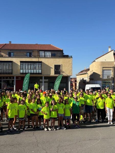 Participantes en marchas solidarias en Cabrerizos y Peñaranda