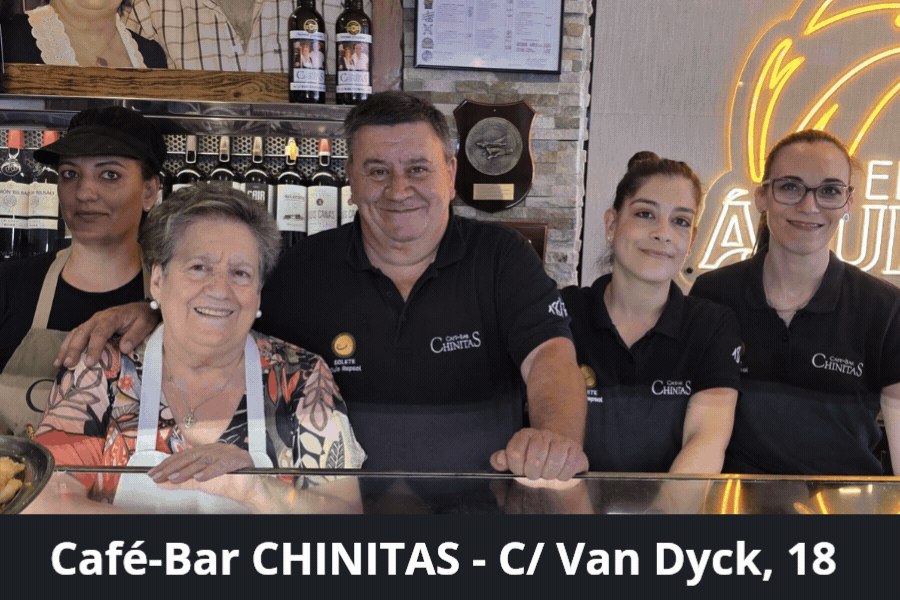 Equipo del Café-Bar Chinitas en Salamanca sonriendo detrás de la barra