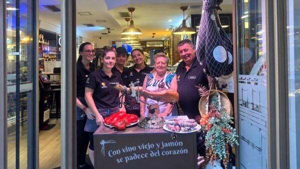 Grupo de personas en el Café de Chinitas disfrutando de un ambiente festivo