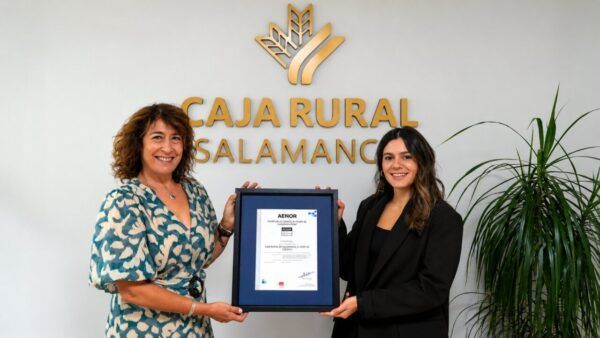 Dos mujeres sosteniendo un certificado AENOR en Caja Rural de Salamanca