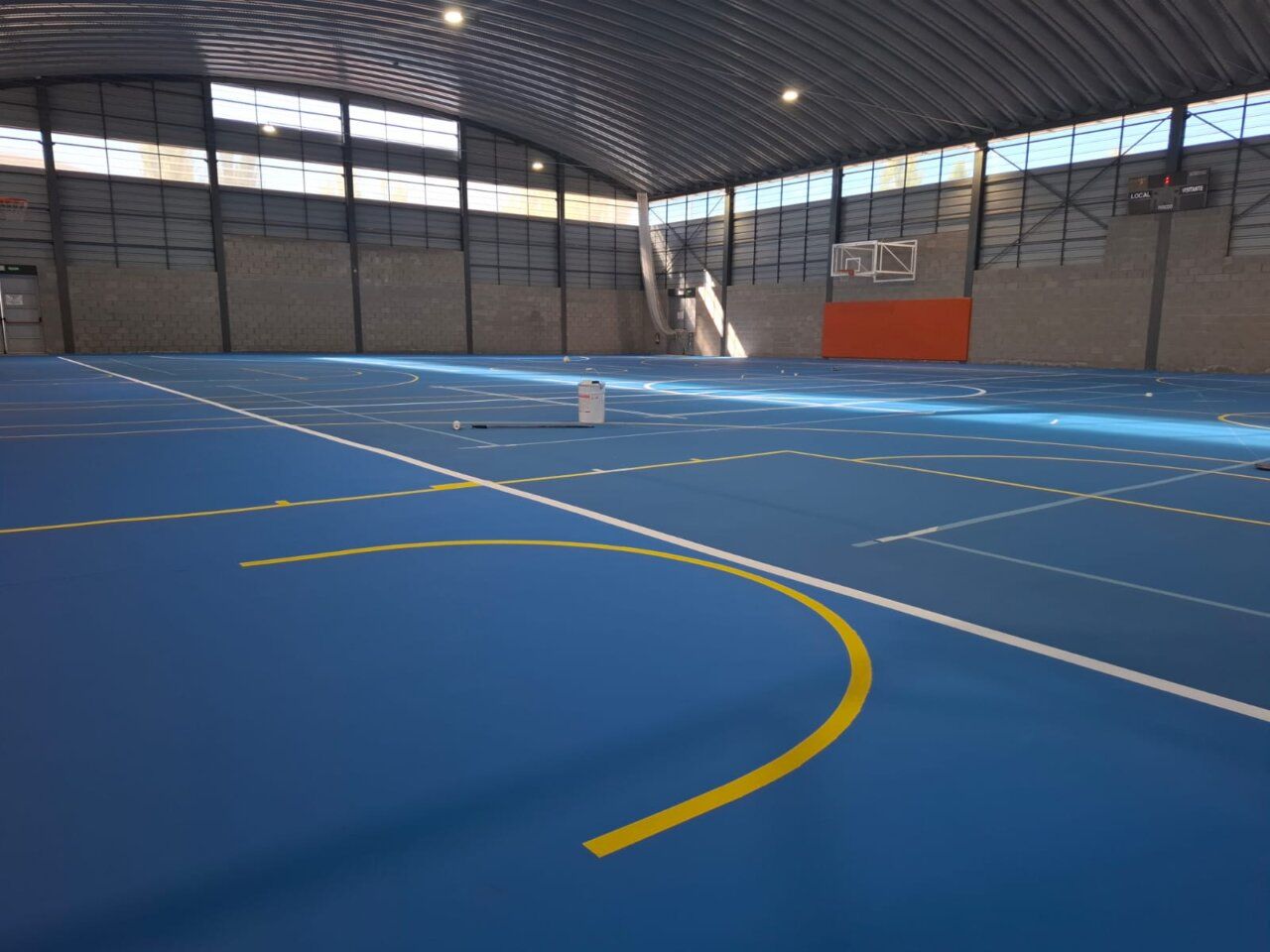 Interior de la pista multideporte cubierta en Carbajosa de la Sagrada