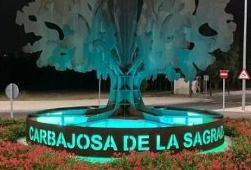 Iluminación verde en la rotonda de Carbajosa de la Sagrada por el Día Mundial del TEAF