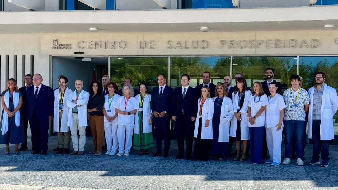 Visita al Centro de Salud Prosperidad en Salamanca con autoridades y personal médico