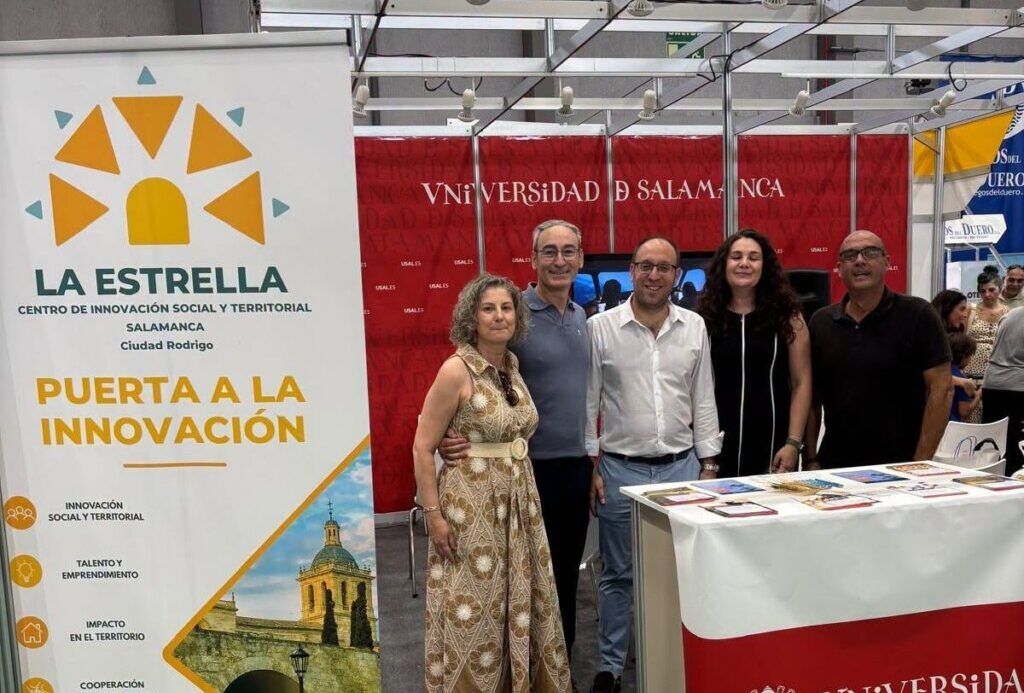 Stand del CIS-CIT La Estrella en la feria Salamaq 2026 con varias personas