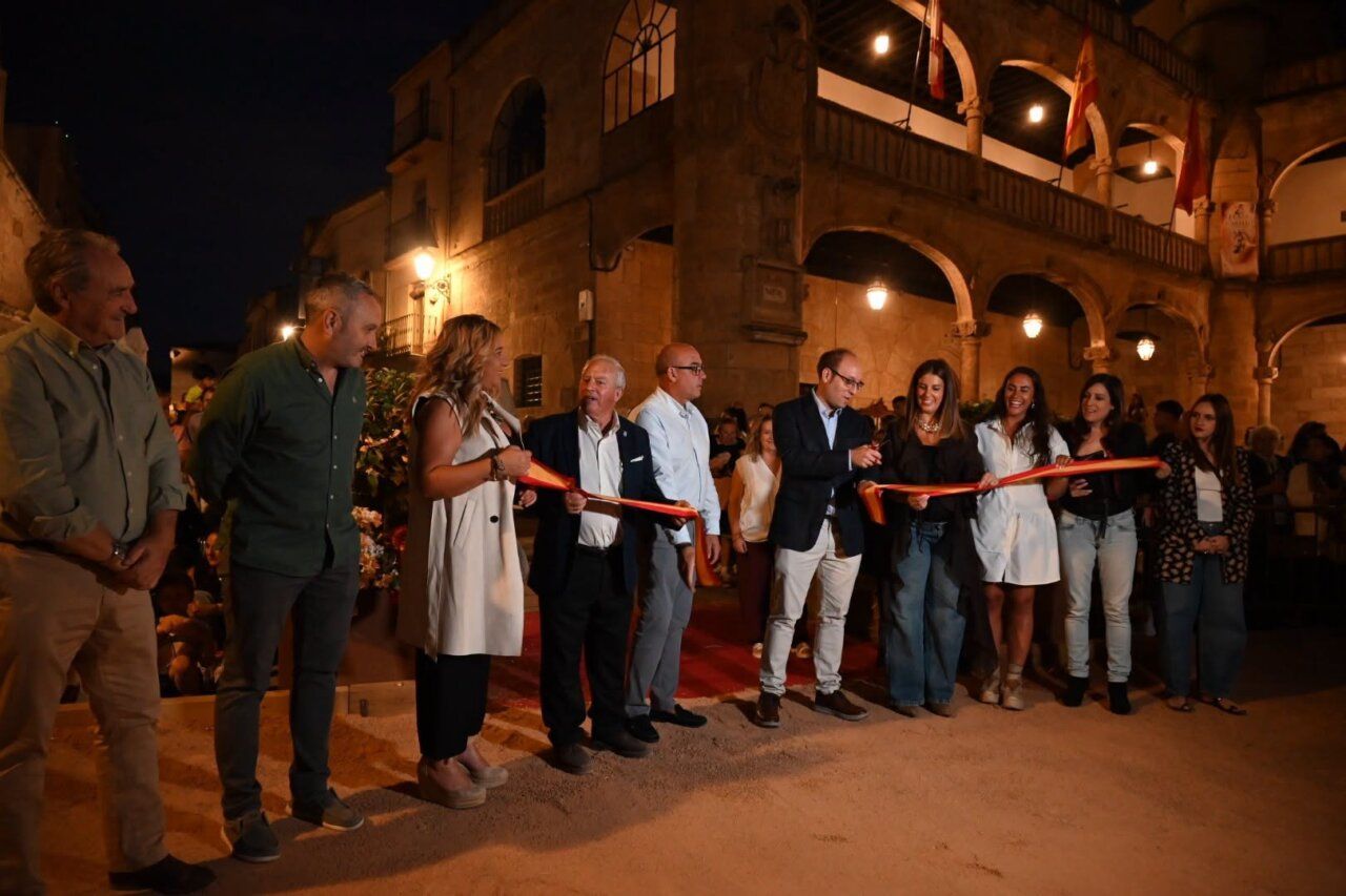 Inauguración de la XXV Feria del Caballo en Ciudad Rodrigo con autoridades y público.