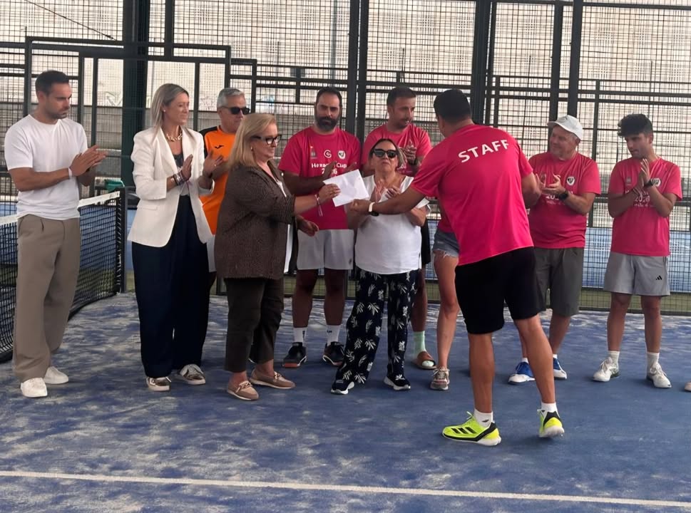 Entrega de fondos por el Club de Padel de Ciudad Rodrigo para la lucha contra el cáncer