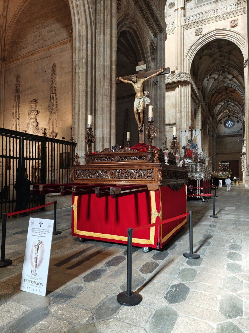 Colas de personas en la Catedral de Salamanca para la exposición Vía Áurea.