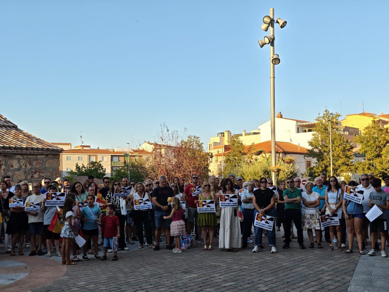 Vecinos de Carbajosa de la Sagrada apoyando a Ceuta en una concentración