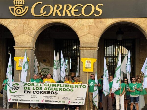 Concentración del sindicato CSIF frente a oficinas de Correos en Castilla y León