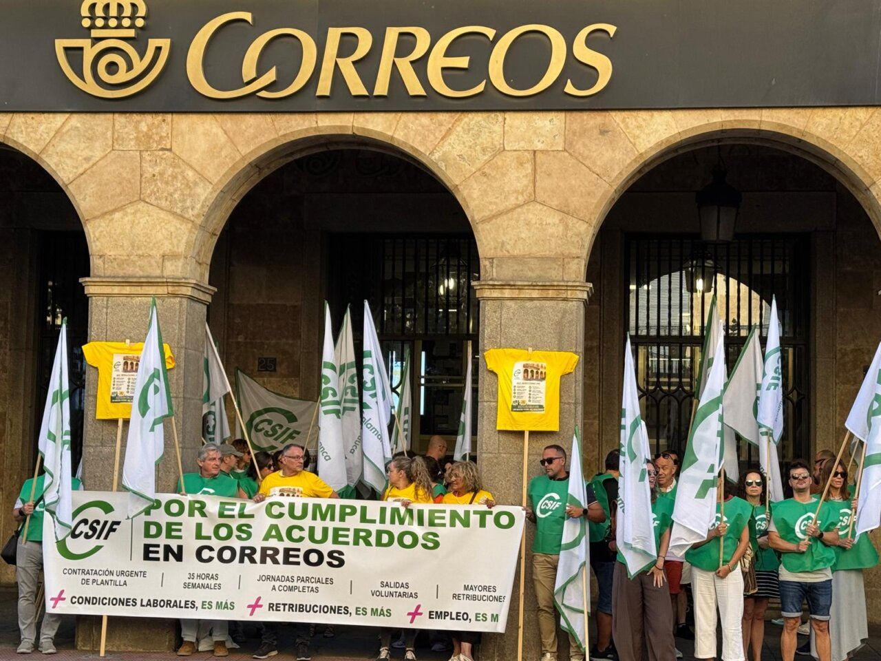 Concentración del sindicato CSIF frente a oficinas de Correos en Castilla y León