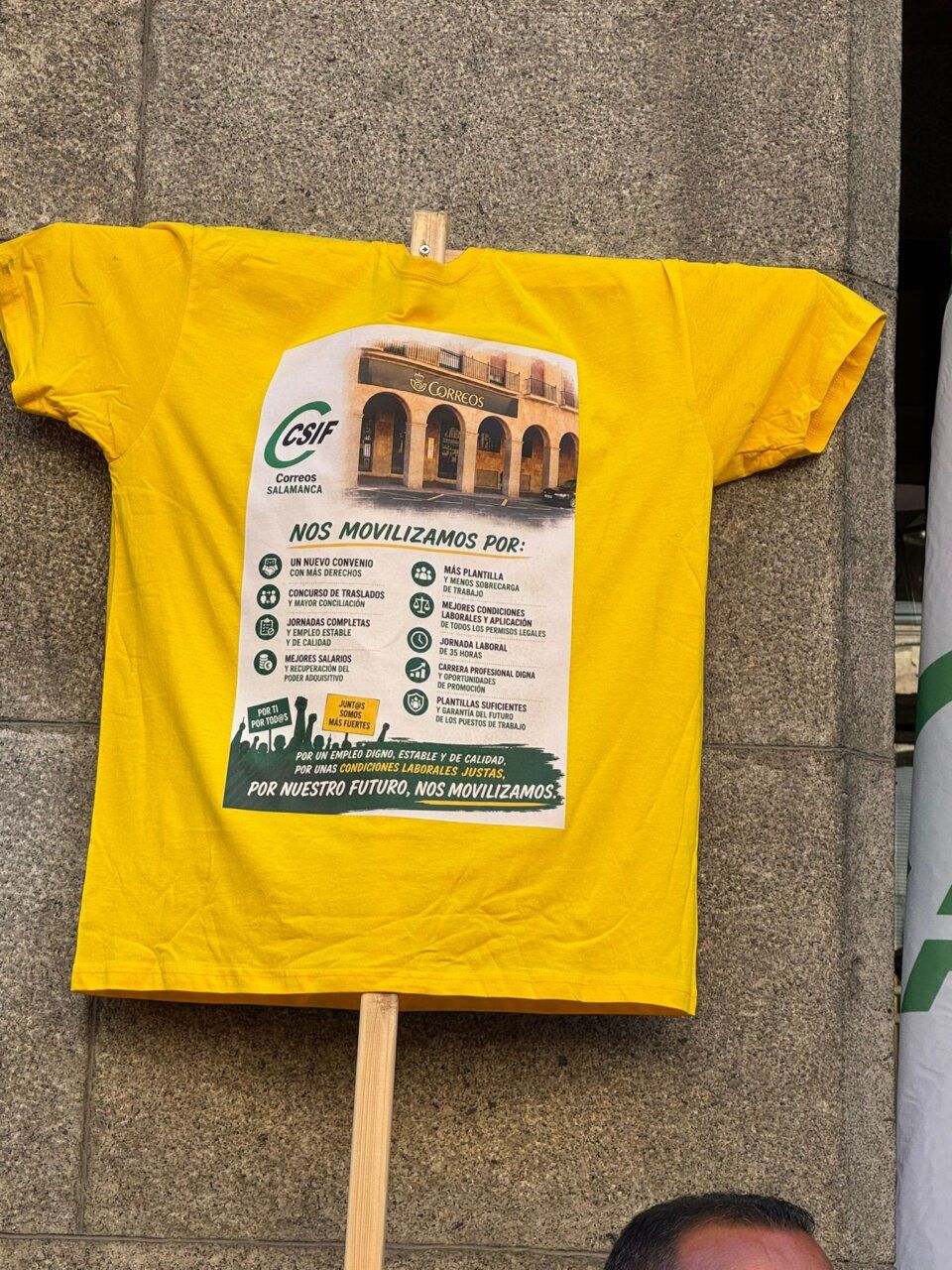 Camisa amarilla con mensaje de movilización del sindicato CSIF en Salamanca.