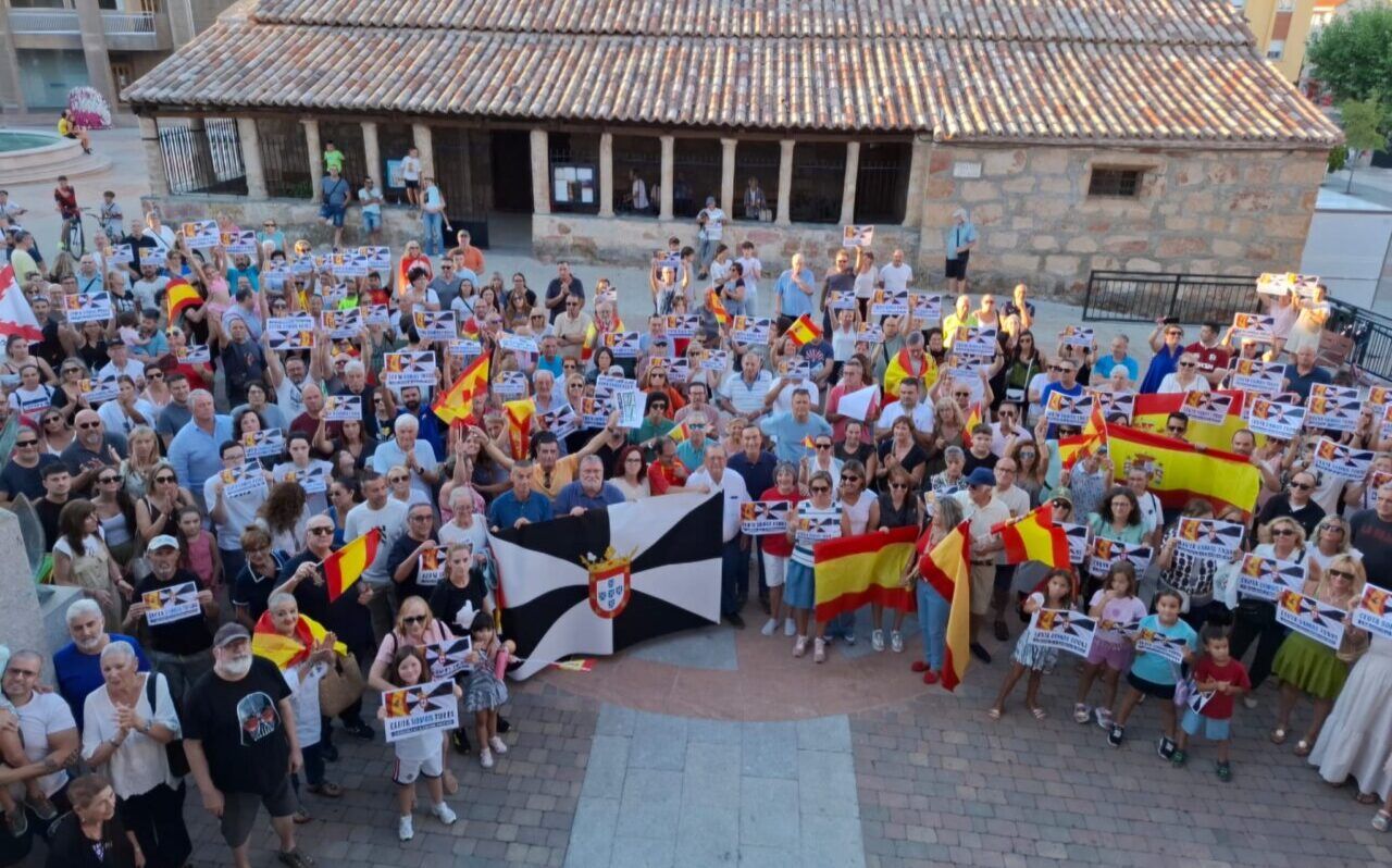 Concentración de vecinos de Carbajosa de la Sagrada en apoyo a Ceuta