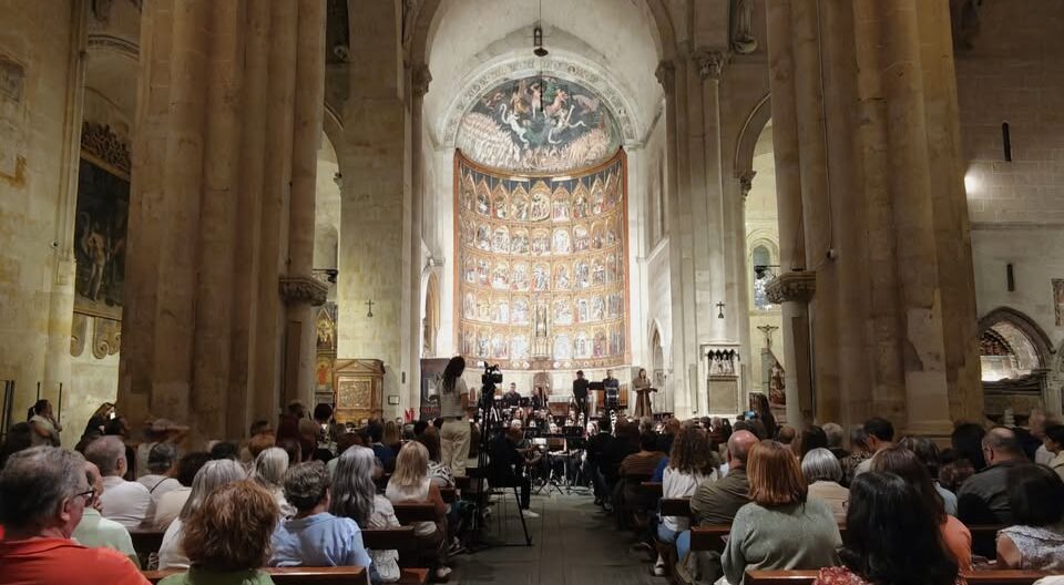 Concierto en la Catedral Vieja con público y músicos en el escenario