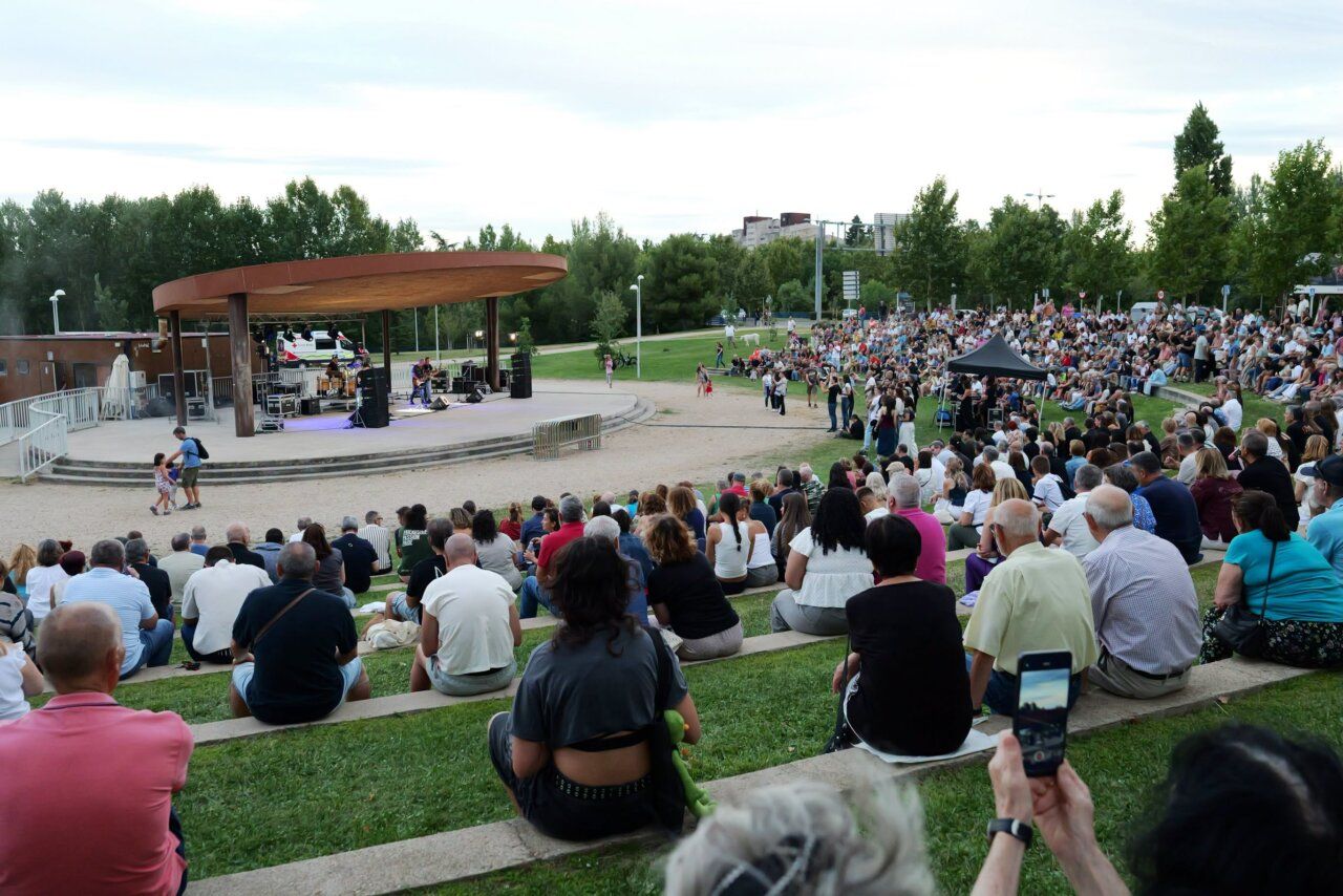 Concierto en el Parque Elio Antonio de Nebrija con gran afluencia de público.
