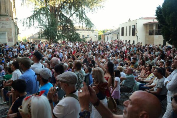 Multitud disfrutando de un espectáculo cultural en Salamanca
