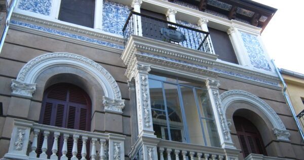 Detalle de un edificio modernista con balcones y azulejos en Béjar