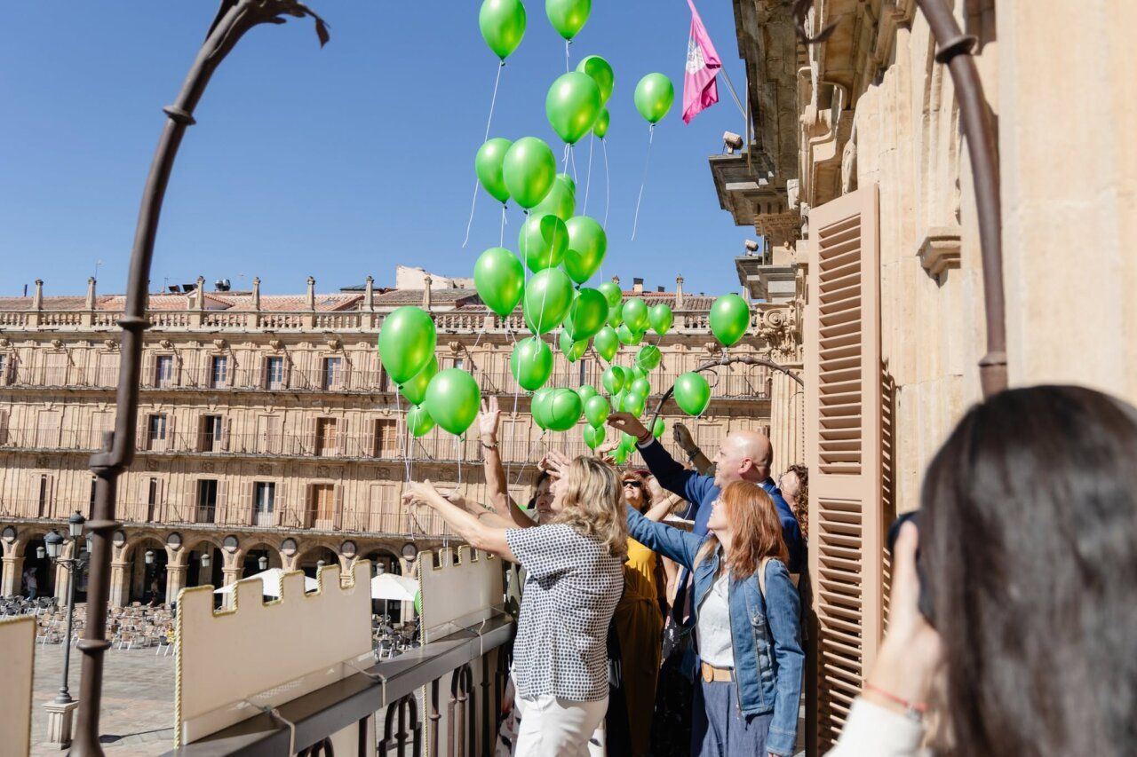 Personas soltando globos verdes en Salamanca por el Día Mundial del Alzheimer
