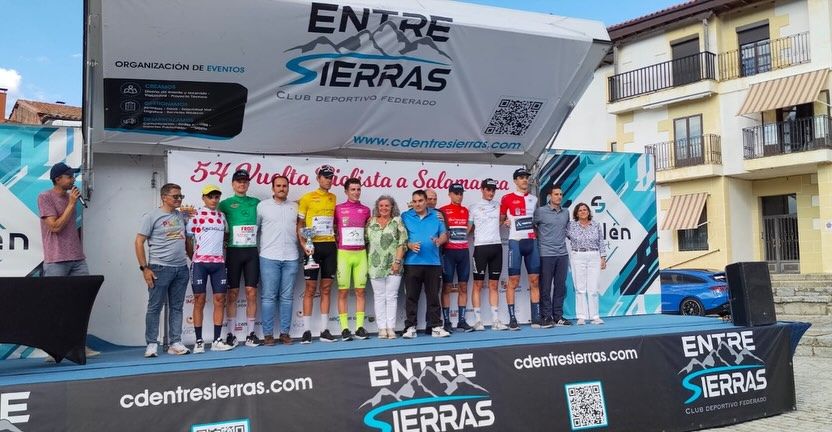 La diputada Nieves García en la meta de la Vuelta Ciclista a Salamanca