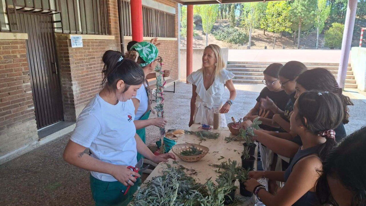 Alumnos participando en un taller de educación ambiental en Salamanca