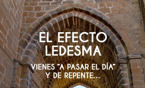 Vista de un callejón en Ledesma con arquitectura histórica