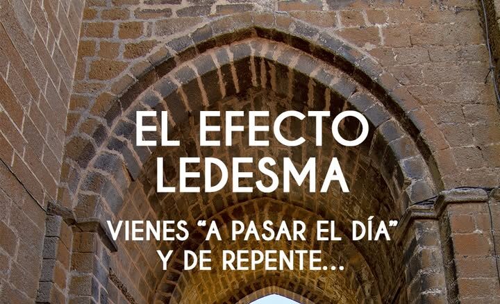 Vista de un callejón en Ledesma con arquitectura histórica